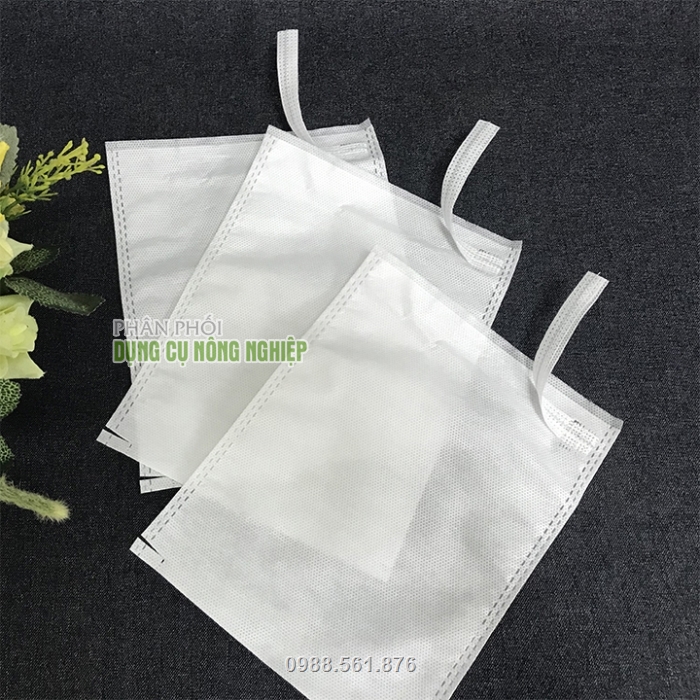 Túi màu trắng làm từ vật liệu không độc hại, thân thiện với môi trường