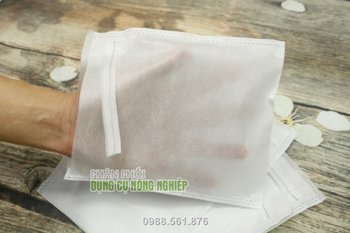 Chất liệu vải không dệt loại dày và rất dai giúp túi bền hơn khi sử dụng ngoài trời