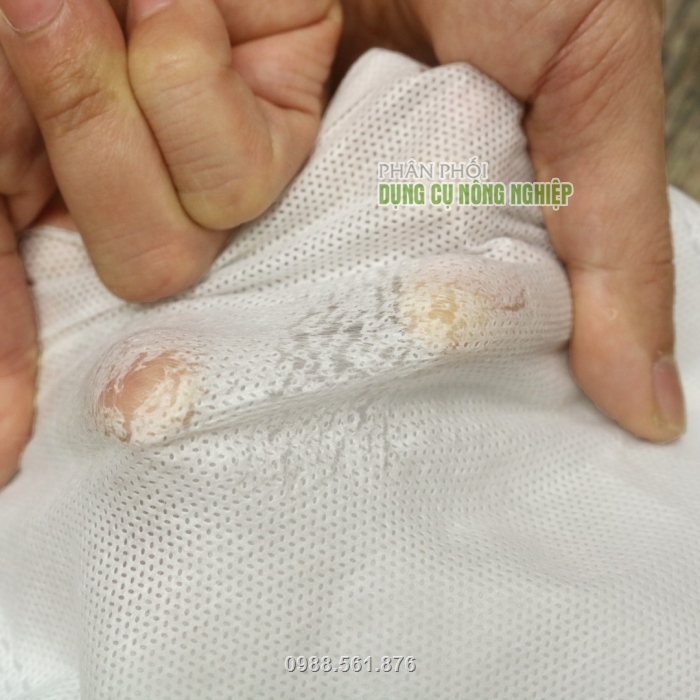 Mặt vải mịn, các sợi vải liên kết với nhau chặt chẽ không bị rách khi kéo căng