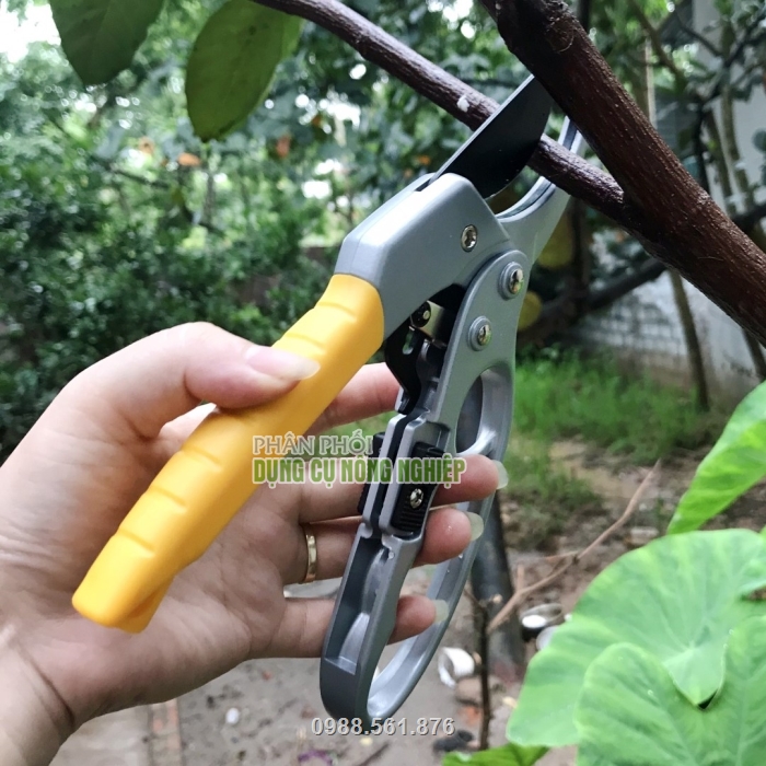 Kéo có thể cắt tỉa cành cây có đường kính tới 10mm hoặc dày hơn không tốn sức