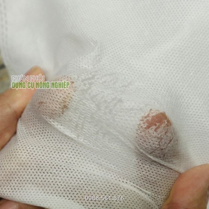Túi được làm từ chất liệu vải không dệt mềm loại dày có độ bền cao